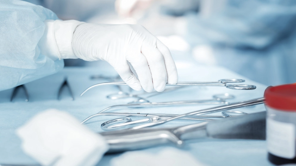 الملك يوجه بتوفير العلاج اللازم لفتى تعرض لجريمة بشعة في الزرقاء