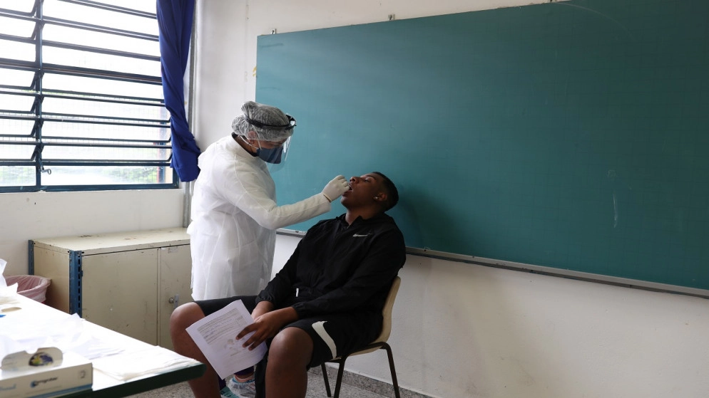 البرازيل تسجل 713 وفاة جديدة بالفيروس