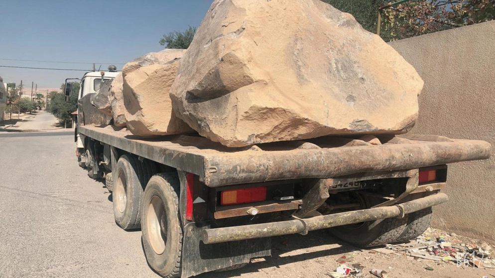 ضبط شاحنتين محملتين بالبازلت من الخربة السمرا