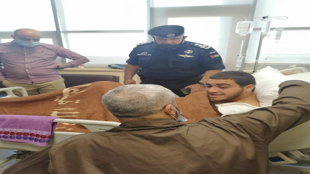 مدير الأمن العام يمكّن والد فتى الزرقاء من زيارته داخل المستشفى