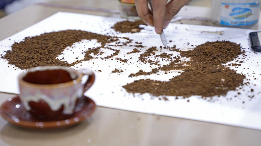 فنان عراقي يستعين بالقهوة في رسومه بدلا من الإكريليك