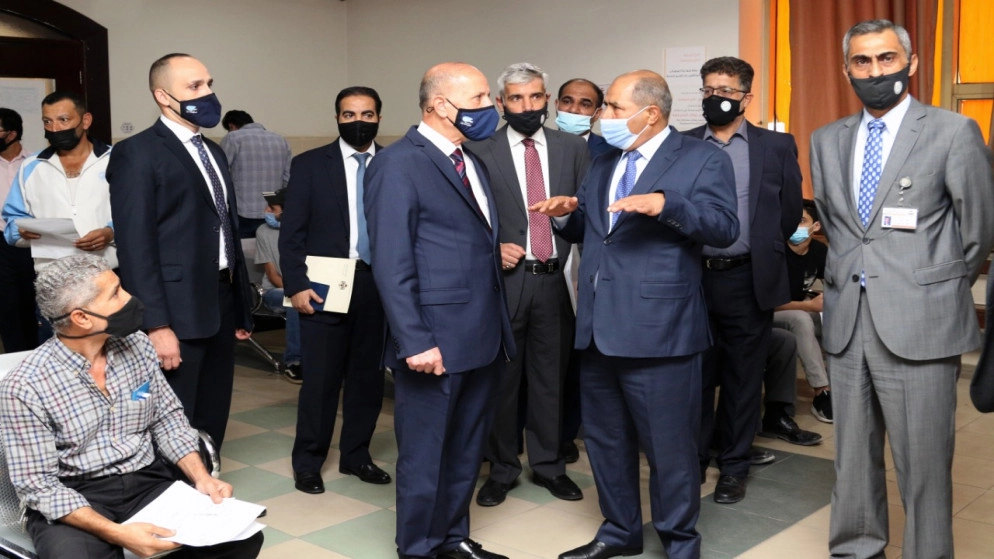 وزير الداخلية يدعو للتوسع في الخدمات الإلكترونية بدائرة الأحوال المدنية
