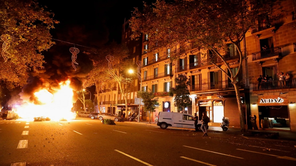 اشتباكات في برشلونة إثر فرض قيود مرورية لكبح كوفيد-19