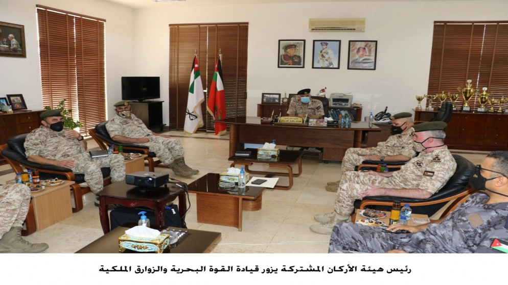 رئيس هيئة الأركان المشتركة يزور قيادة القوة البحرية والزوارق الملكية