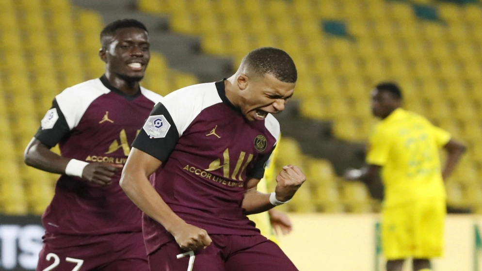باريس سان جيرمان يتصدر الدوري الفرنسي بثلاث نقاط