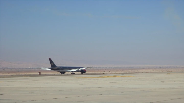 طقس العرب: تعرض مطار الملك الحسين في العقبة لعاصفة رعدية شديدة