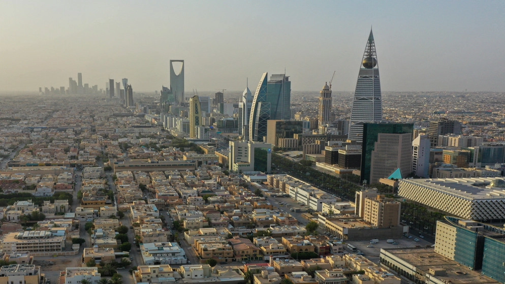 السعودية تخفف قيود نظام الكفالة على ملايين العمال الأجانب في 2021