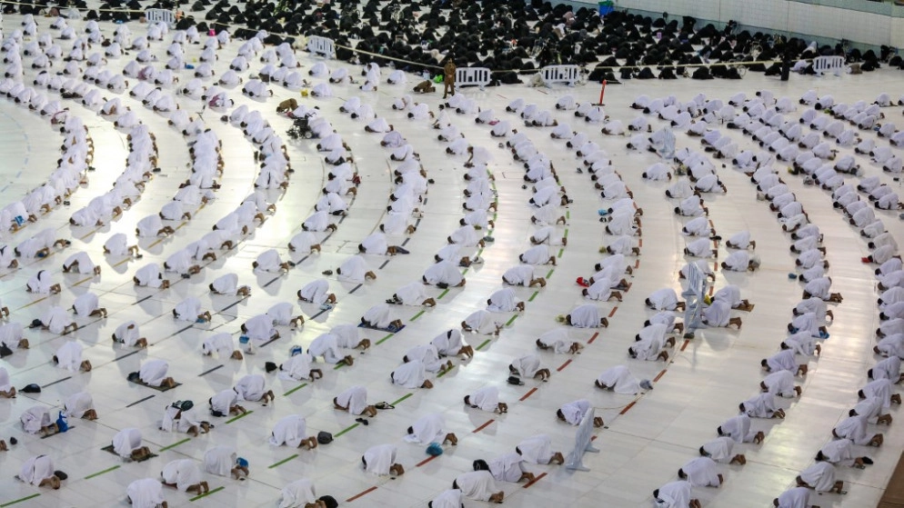معتمرون من خارج السعودية يشرعون بأداء المناسك بعد حجر صحي إلزامي