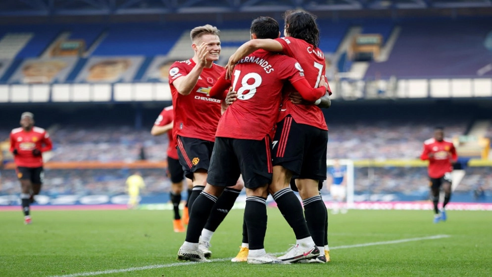 مانشستر يونايتد يخفف الضغط على مدربه سولشاير بالفوز 3-1 على إيفرتون