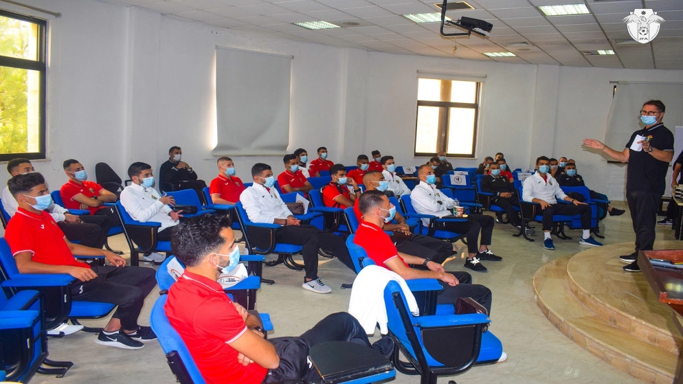 وفد المنتخب الوطني يغادر إلى دبي للقاء العراق وسوريا وديا