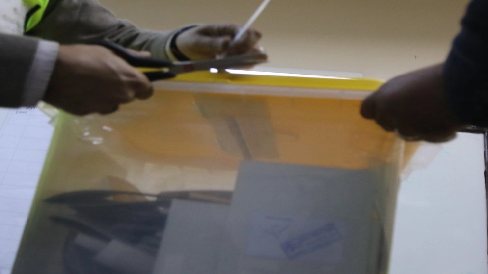 إحالة ملف مقطع فيديو يظهر كتيبات اقتراع خارج الصناديق إلى القضاء