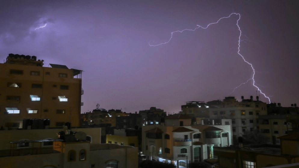 طائرات الاحتلال الإسرائيلي تقصف مواقع في غزة