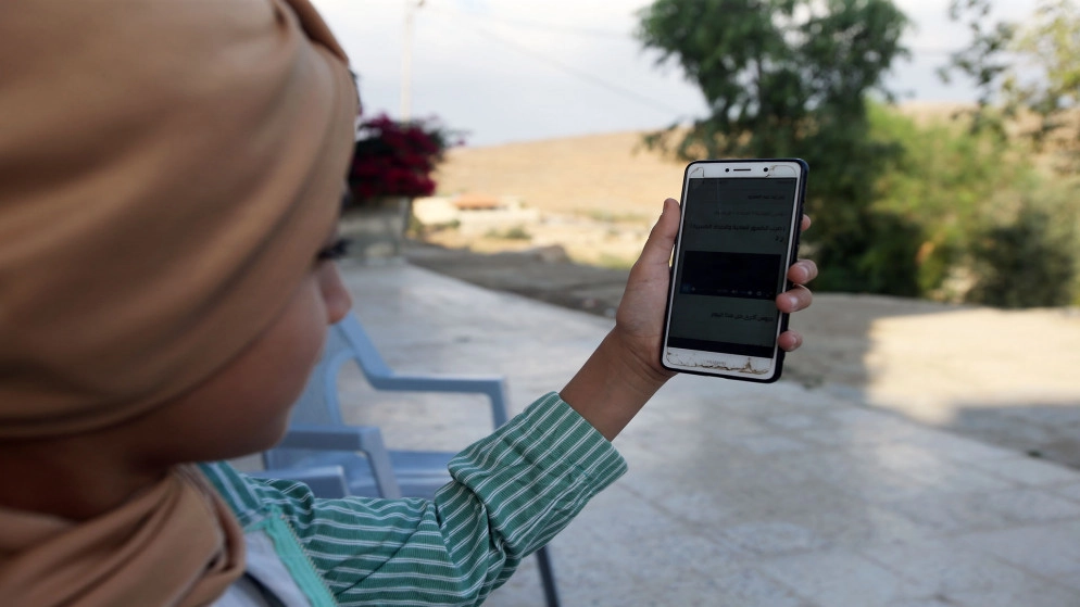 طلبة في المفرق يلاحقون إشارة الإنترنت لمتابعة التعلم عن بُعد