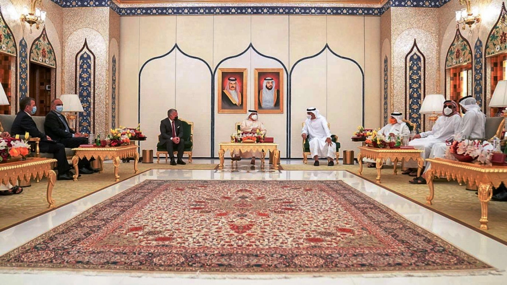 الملك والعاهل البحريني وولي عهد أبوظبي يعقدون قمة ثلاثية في أبوظبي