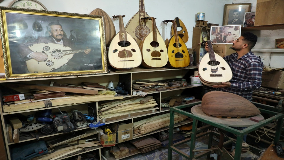 نمر البصري صانع أعواد عراقي يحافظ على إرث عائلته