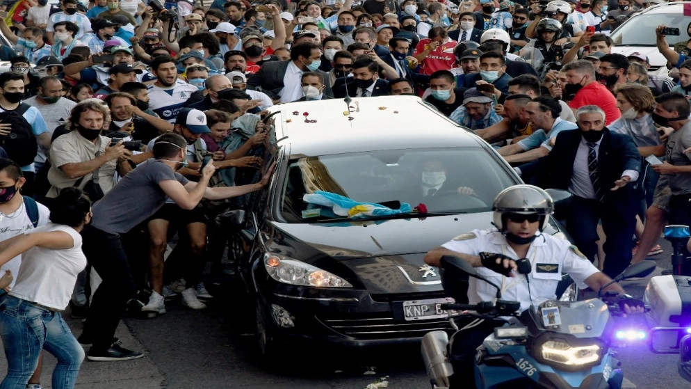 الأرجنتين الحزينة تودّع "الفتى الذهبي" مارادونا