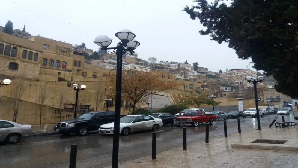 مجهولون يحطمون جدارا في مشروع مدخل مدينة السلط