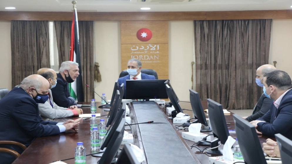 بحث تسهيل الإجراءات على المستثمرين