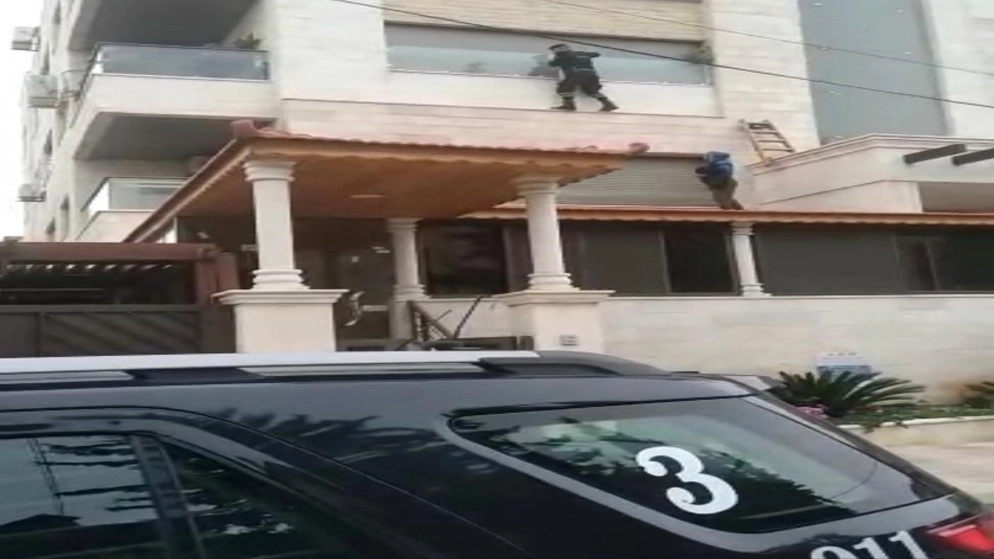 إنقاذ سيدة مسنة علقت في شرفة منزلها