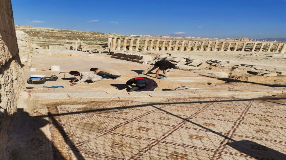 استمرار أعمال صيانة وترميم أرضيات فسيفسائية في جرش
