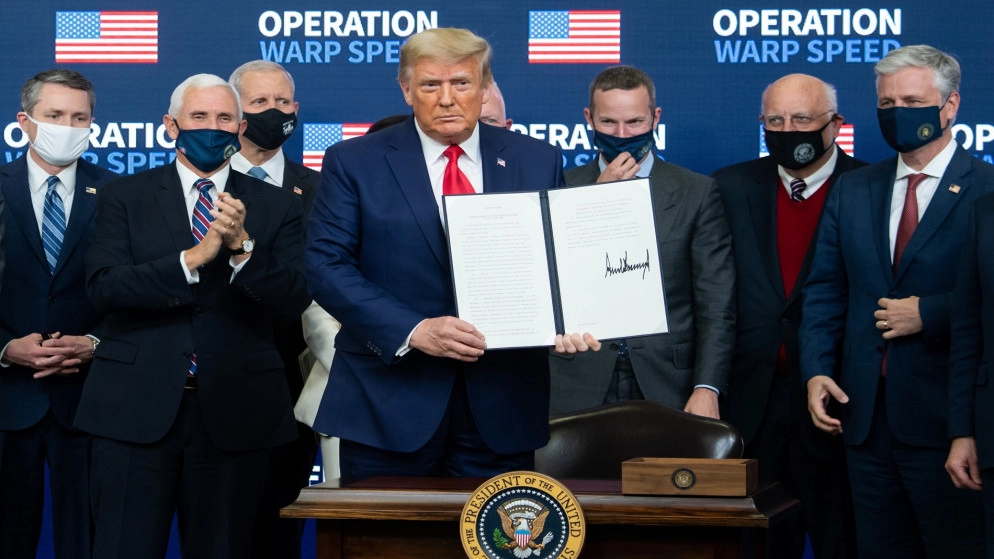ترامب يوقع مرسوما يضمن توزيع اللقاحات في الولايات المتحدة قبل الدول الأخرى