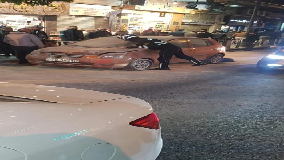 تكريم 3 مرتبات من إدارة السير لإنقاذهم عائلة اشتعلت النيران بمركبتهم