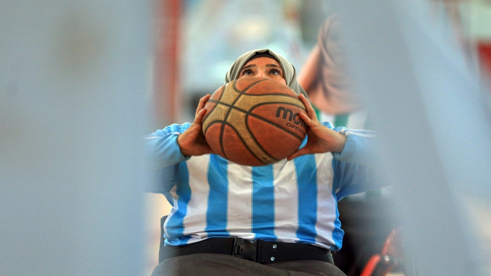 لاعبات كرة سلة يمنيات على كراسٍ متحركة في مواجهة الحرب والمجتمع