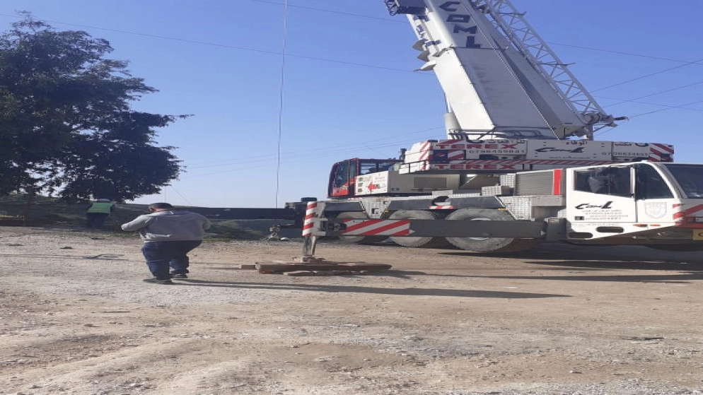 اغلاق جزئي على طريق جرش- عمان بسبب تركيب اعمدة ضغط عالي