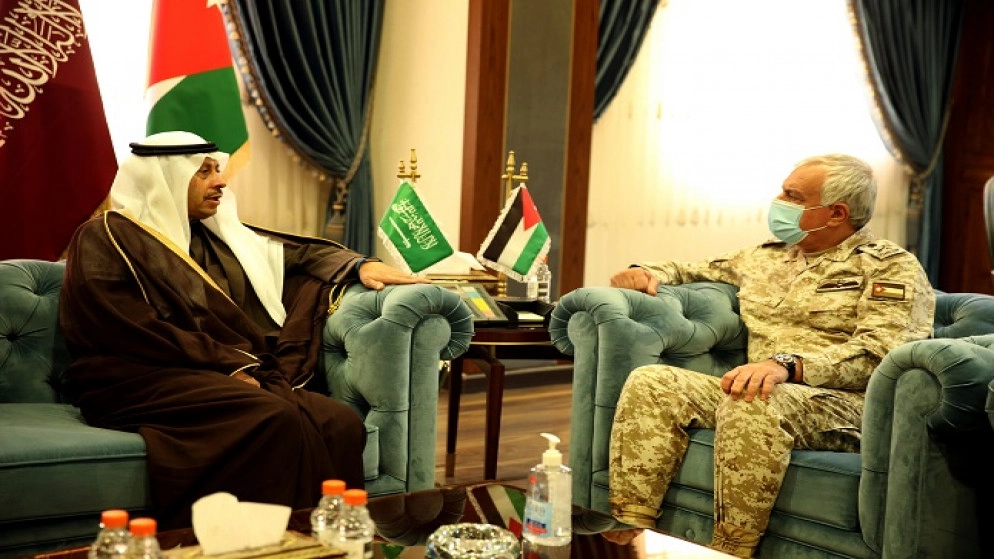 رئيس هيئة الأركان المشتركة يستقبل السفير السعودي