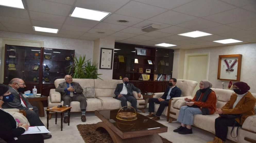 رئيس الجامعة الهاشمية يلتقي الطلبة الفائزين بمشاريع إبداعية بجائزة "هالت برايز"