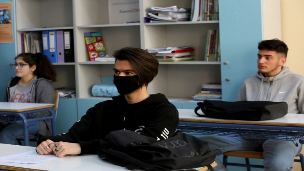 تلاميذ وأساتذة يعودون تدريجيا إلى المدارس في دول أوروبية