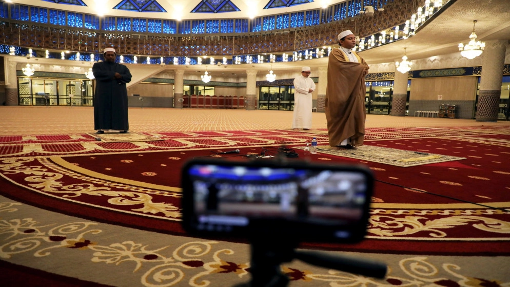ماليزيا تسمح بإقامة صلاة عيد الفطر مع تراجع الإصابات بالفيروس
