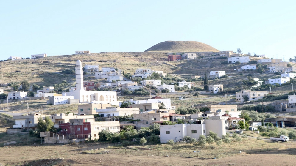فك العزل الكلي عن قرية الحرش في محافظة المفرق