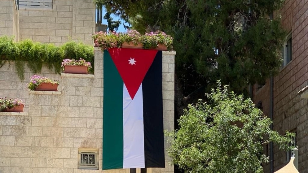 رئيس الوزراء: ستبقى راياتك يا أردن تخفق في القمة