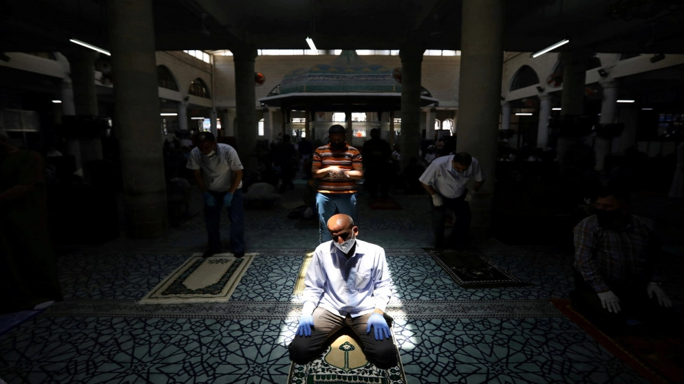 دائرة الإفتاء: التباعد في الصلاة لا ينقص الأجر