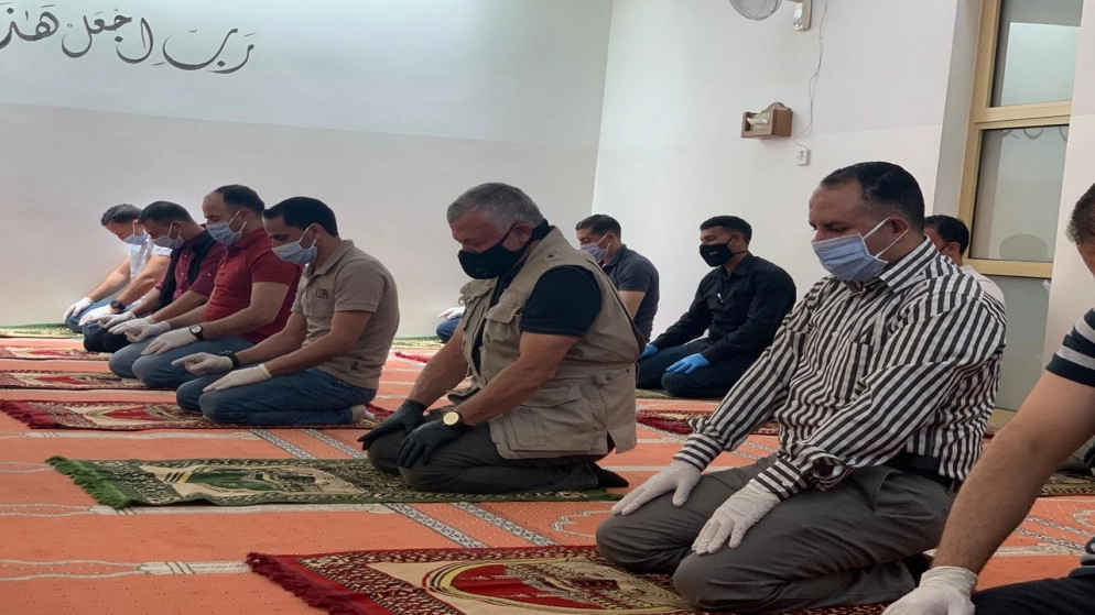الملك يشارك المصلين أداء صلاة الجمعة