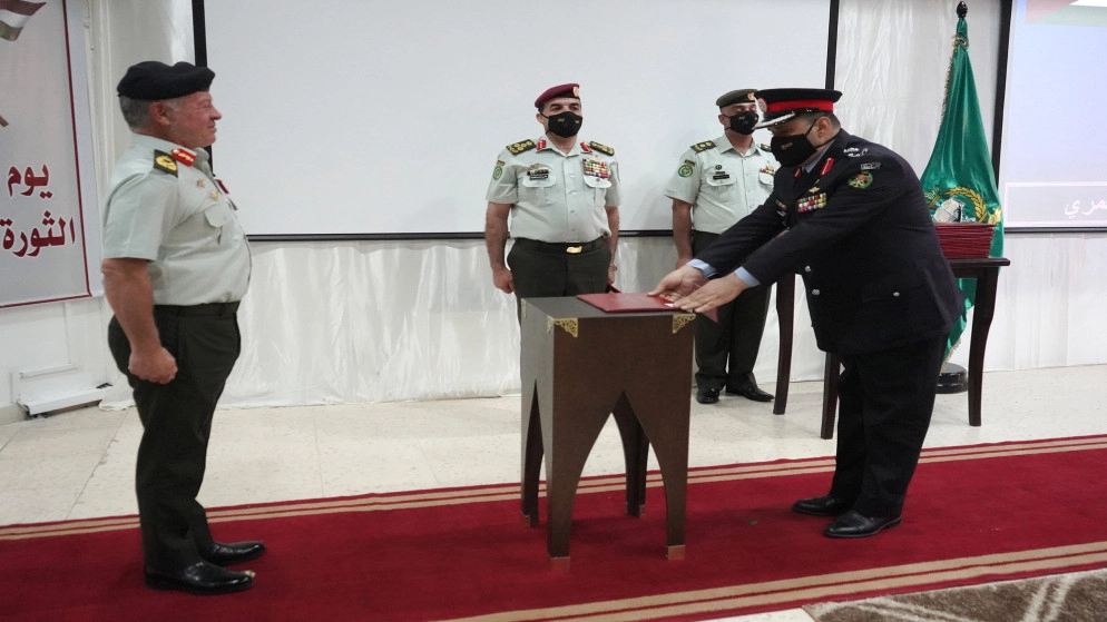 الملك يخرّج المشاركين في دورة الدفاع الوطني 17