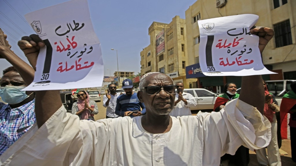 عشرات الآلاف يتظاهرون مطالبين بالسلام والعدالة في السودان