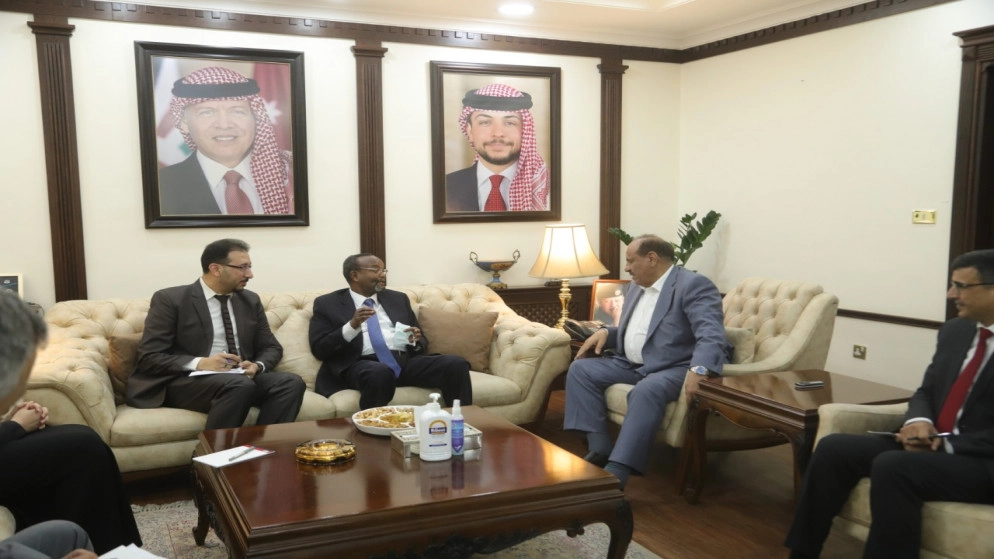 وزير الداخلية يلتقي مدير شؤون "أونروا" في الأردن