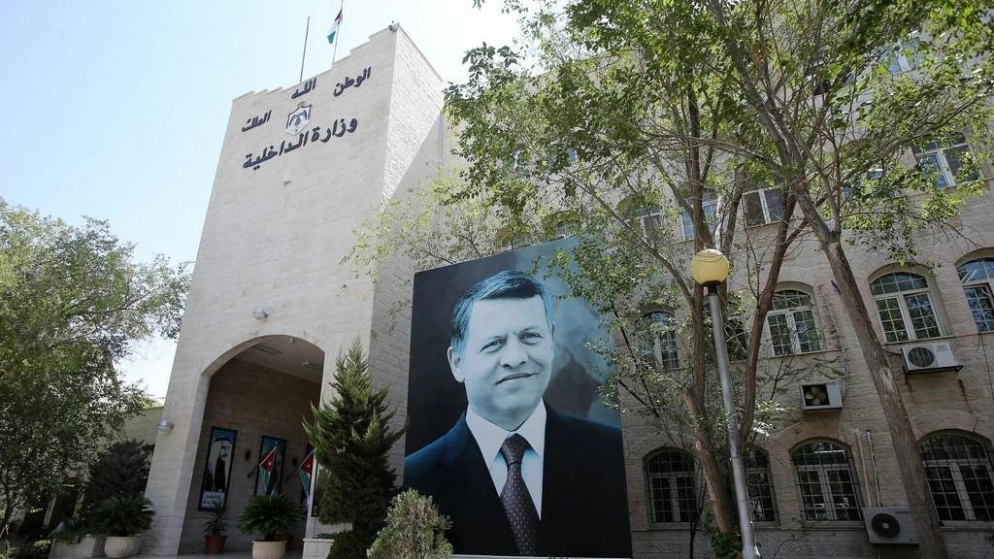 منح 12 بطاقة تعريفية لأبناء الأردنيات