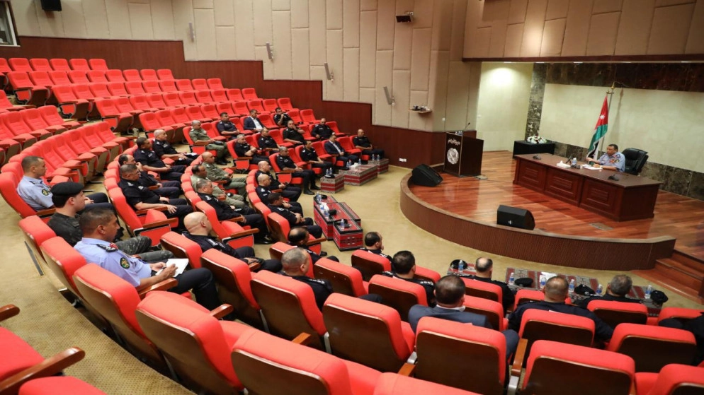 مدير الأمن العام يؤكد تعزيز الخدمات الأمنية وتلمس احتياجات المواطنين