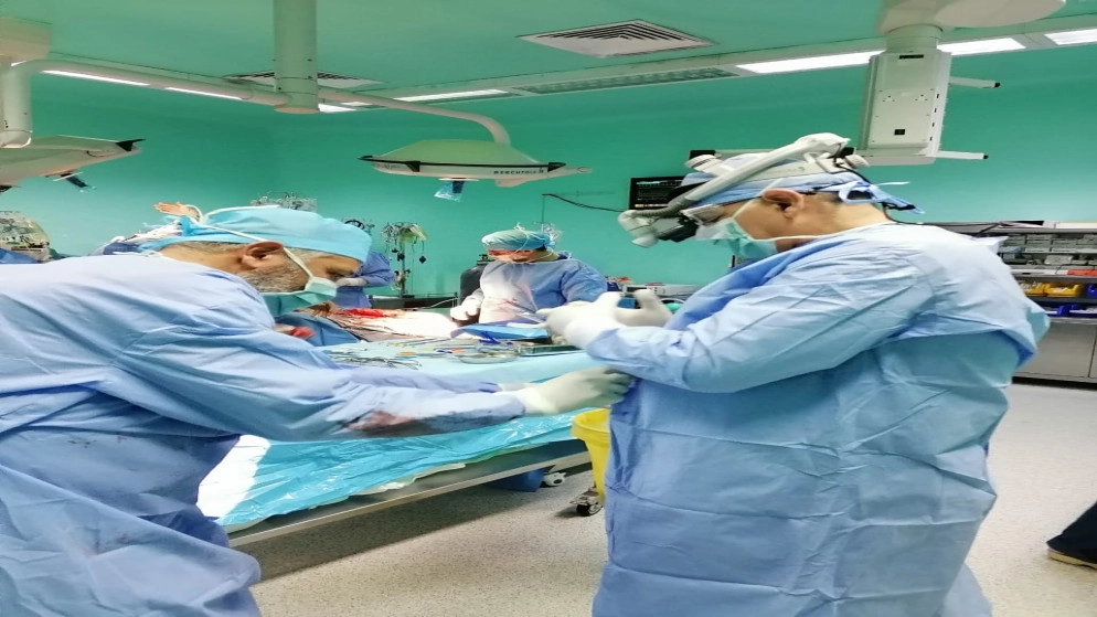 وزير الصحة يجري عملية جراحة قلب مفتوح لمريض