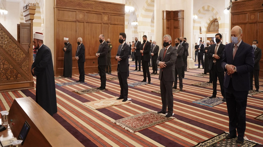 الملك وولي العهد يشاركان المصلين أداء صلاة العيد في مسجد الحسين بن طلال