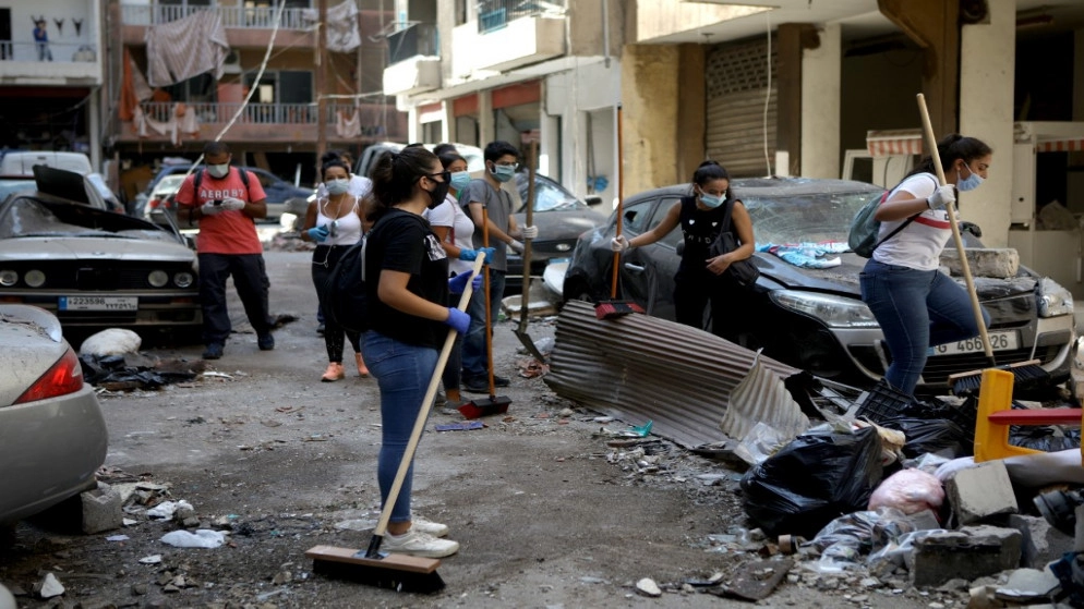 شبان وفتيات يتطوعون لتنظيف بيروت ومواساة أهلها