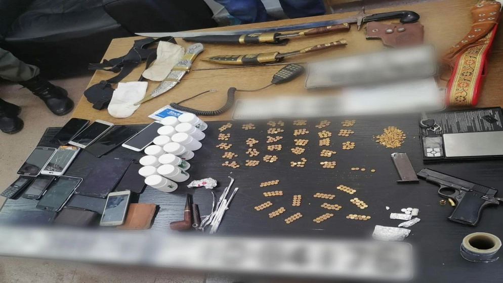 ضبط مطلوب بحوزته مخدرات وسلاح ناري ومركبة مسروقة في البادية الشمالية