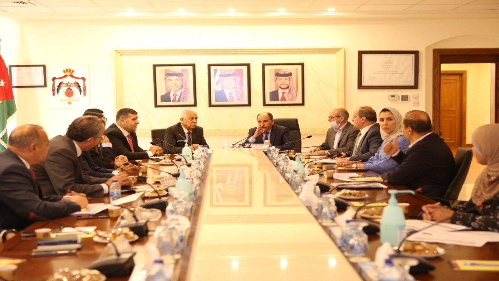 رئيس الديوان الملكي يبحث مع وزير الاشغال سير العمل في مشاريع مبادرات ملكية