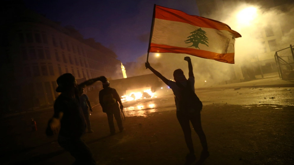 وفاة شرطي وعشرات الجرحى في تظاهرة فوق "ركام" العاصمة اللبنانية