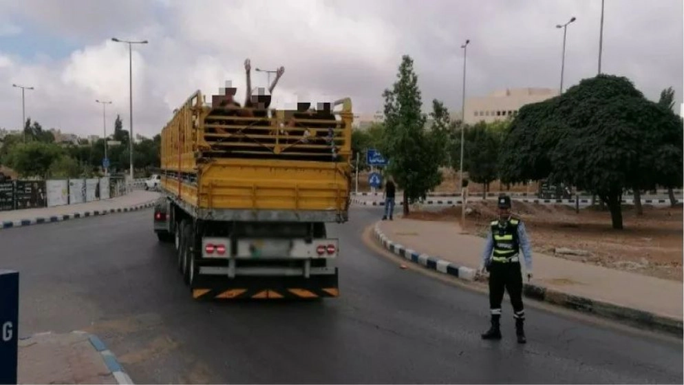 ضبط مركبة "تريلا" ارتكب سائقها مخالفة تحميل ركاب