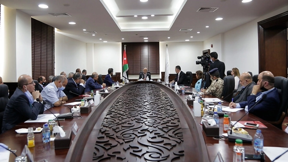 الرزاز يؤكد ضرورة الاستمرار بتوفير الحماية الاجتماعية للعاملين
