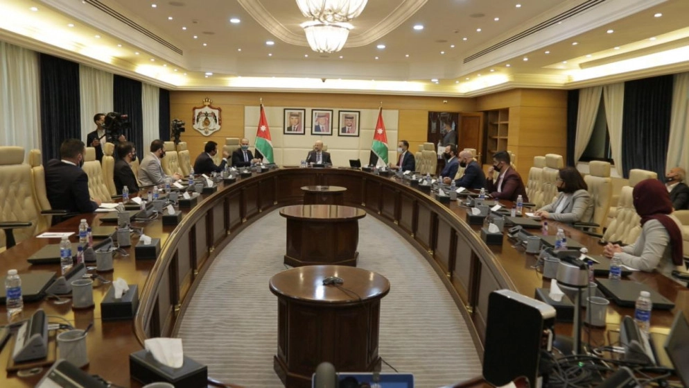 رئيس الوزراء يلتقي مجموعة من الشباب مطوري تطبيق أمان